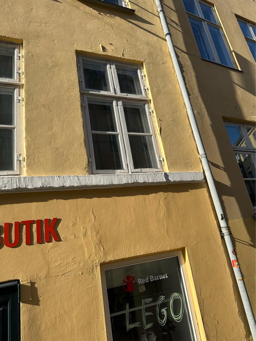 Vinduespudsning i stue/mezzanin