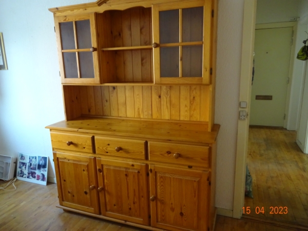 En vitrine med underskabe i fyrtræ, meget velholdt og intakt