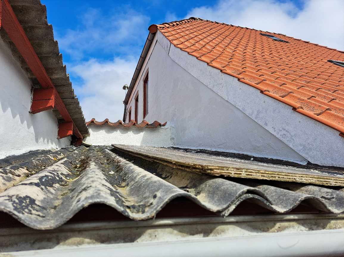 8 eternit plader på et skur... incl. Div. Isolering tape mv