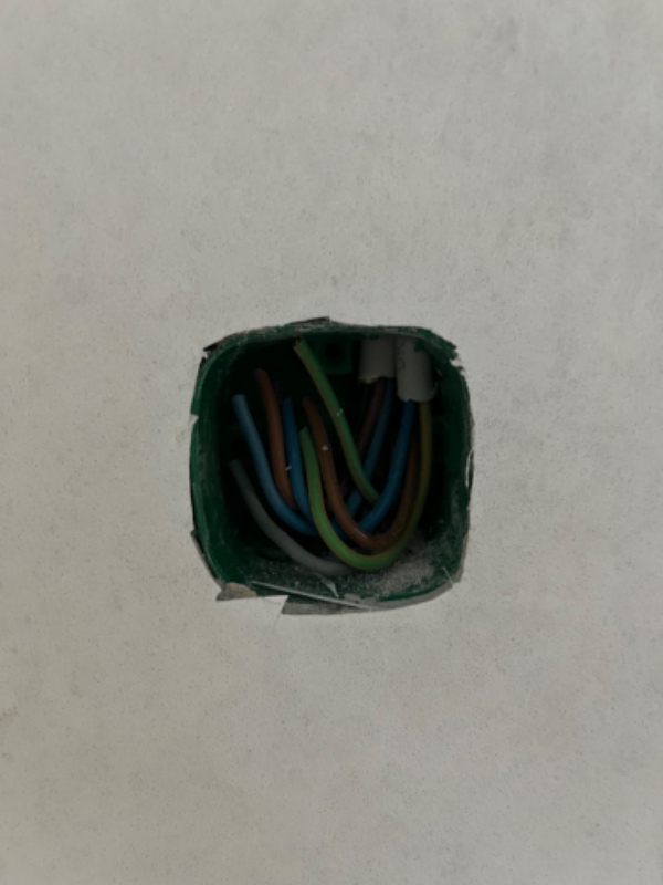 Tilsluttet lampeudtag og stikkontakter