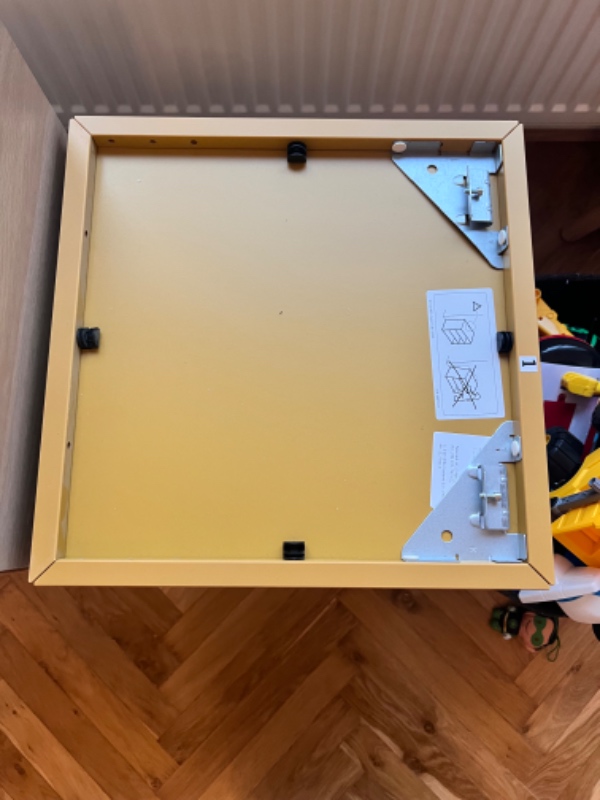 Hjælp til ophæng af 4 bogkasser og 1 spejlskab