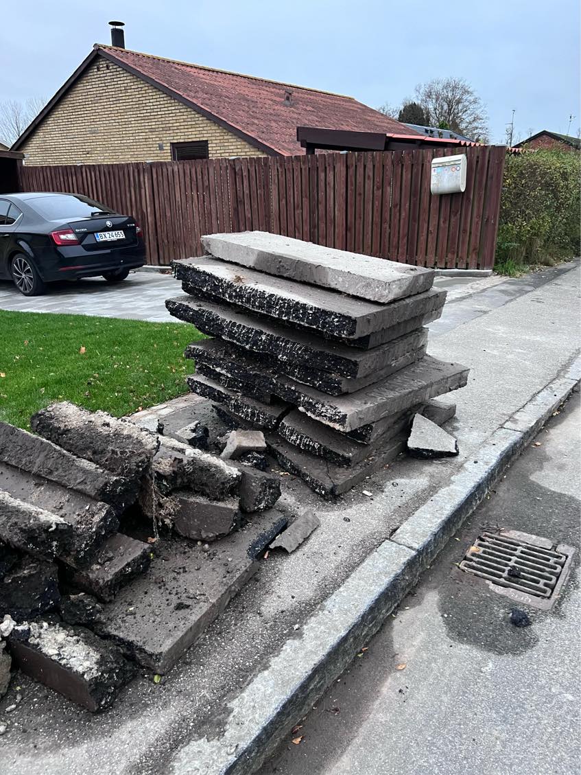 Kør asfalt og beton væk. I alt er det 2 tons.