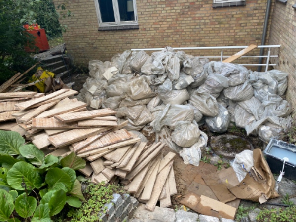 Bortkøring af byggeaffald.