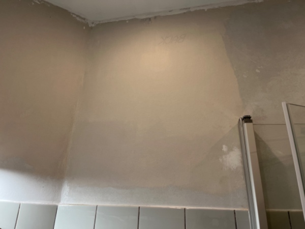 Malet færdigt væg i badeværelse