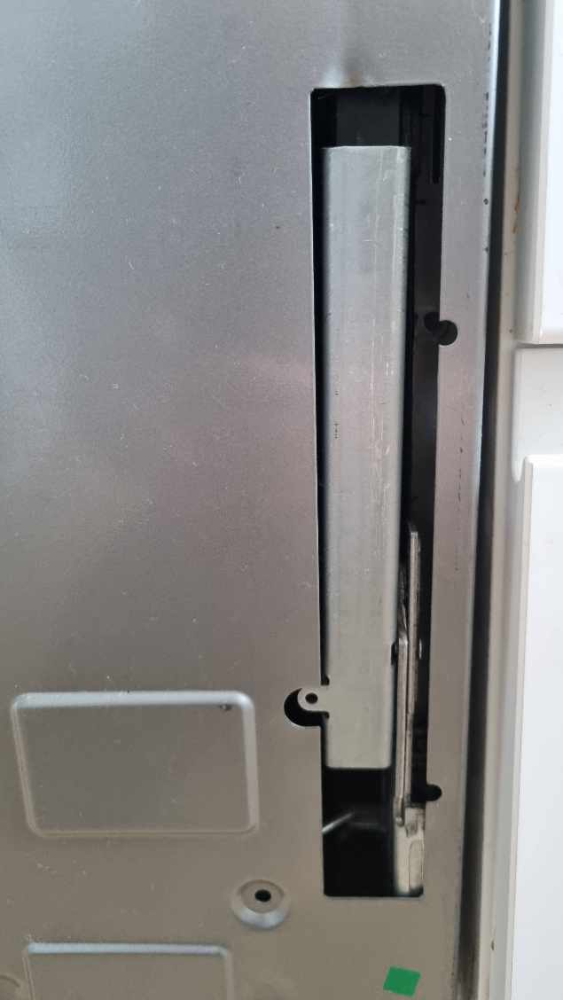 Fastmontering af låge på opvaskemaskine. Lågen / opvaskemaskinen  mangler en skrue