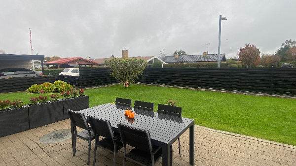 Maling af hegn rundt om huset