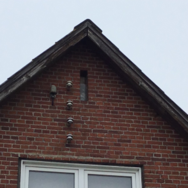 Nye Sternbrædder på forsiden af huset.