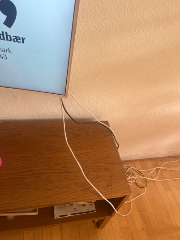 Ledninger ordnes og kanin sikres plus opsætning af gardin stænger - hylder