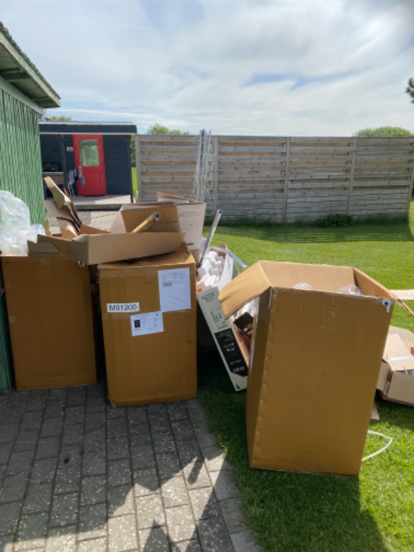 Afhentning af pap og plastik flamingo