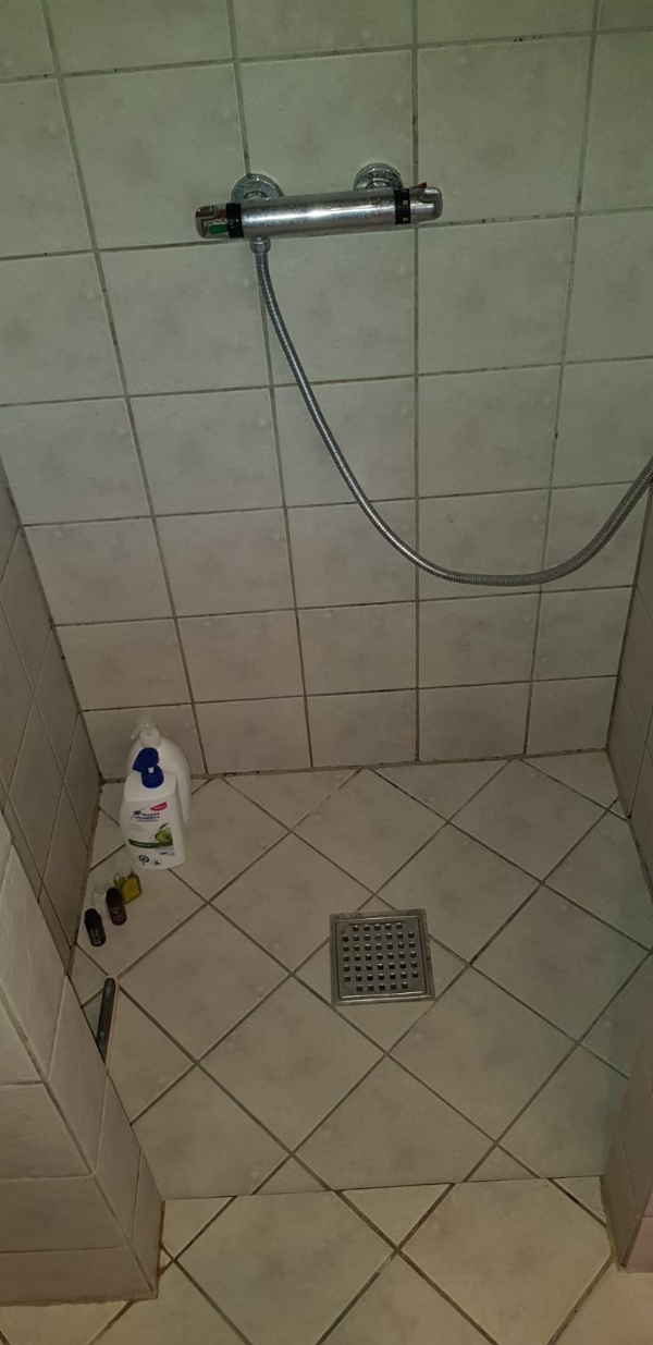 Udskifte silikonefuge i brusekabine + badeværelse.