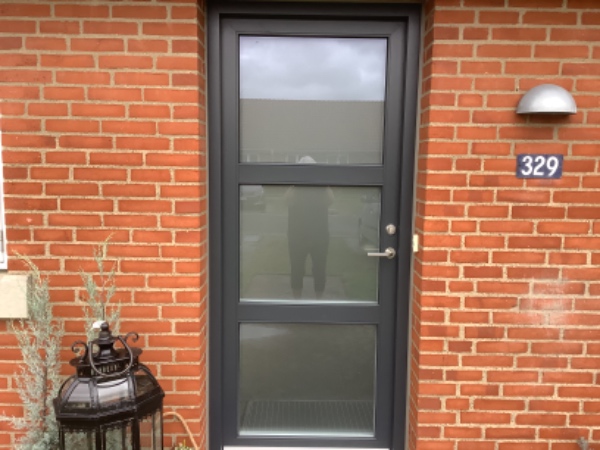 Skiftet træ til glas i yderdør