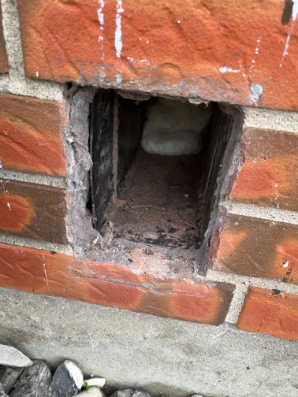 Lukket et hul i muren efter defekt ventilationsrist fra tørretumbler. Kan lukkes helt da vi fået kondenstumbler.