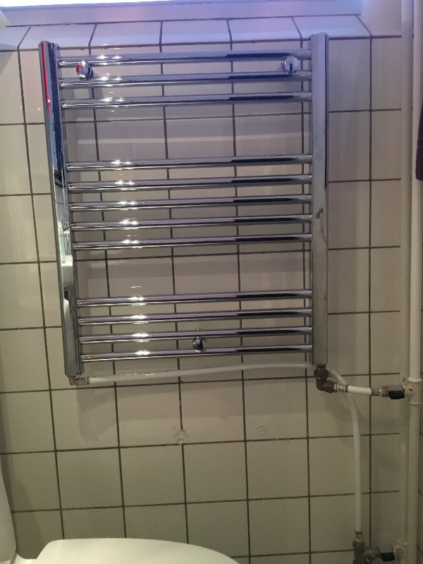 VVS, Håndklædetørrer koblet til husets fjernvarme virker ikke.