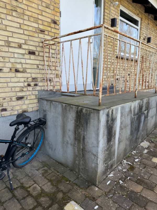 Nye fliser på trappe, samt slibning, grundig og maling af trappegelænder.