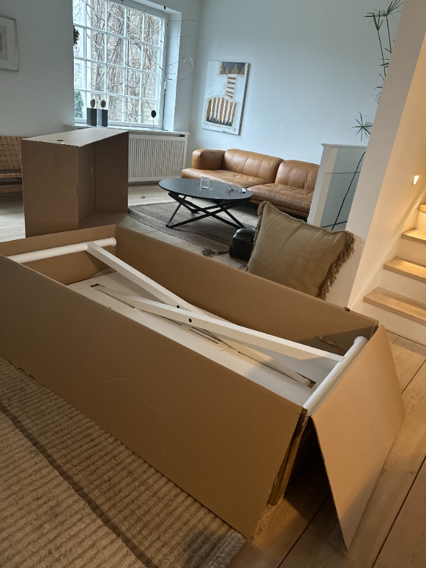 Bære et skrivebord (80 kg) op på 1. sal. Kræver 2 mand og det skal gøres forsigtigt.