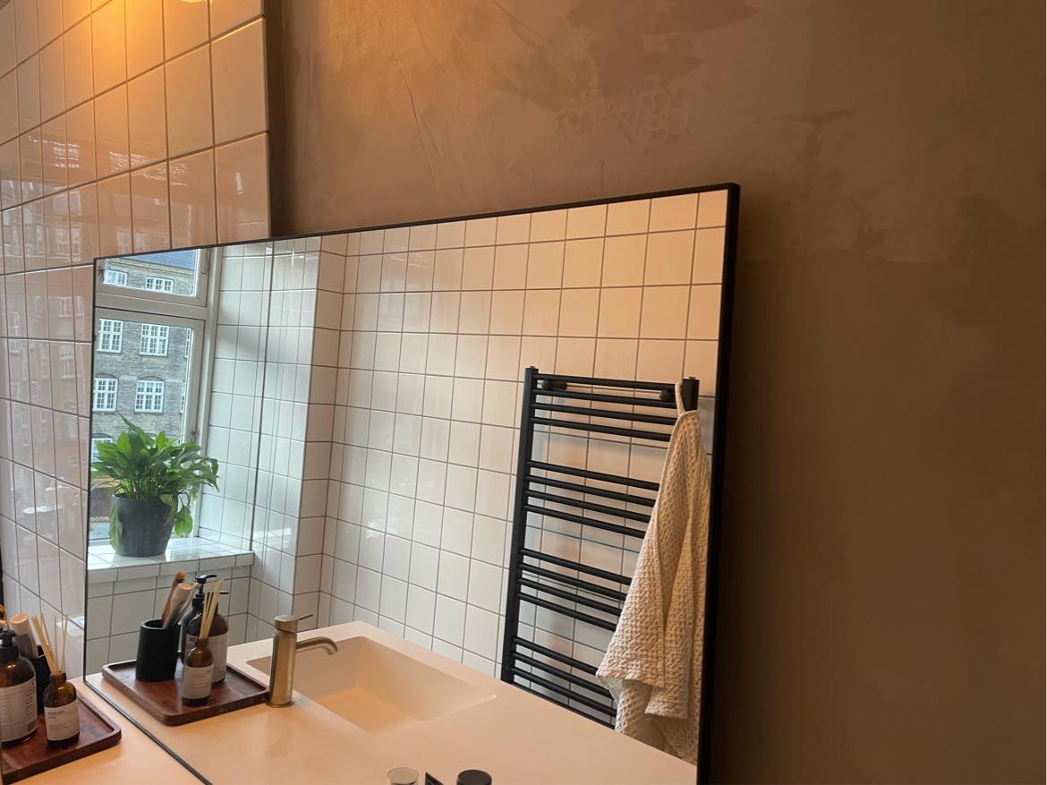 Ophængning af spejl på badeværelse