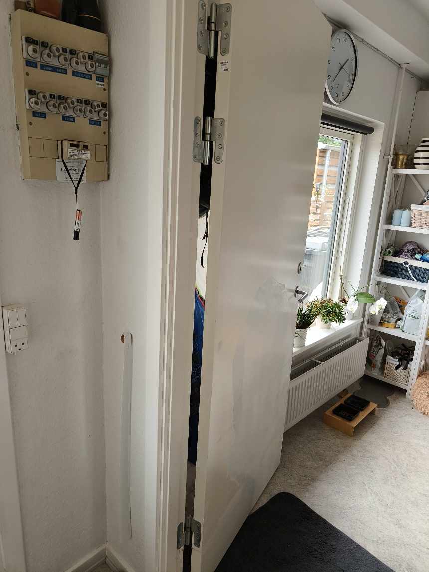 Udskiftning af indendørs dør og bortskaffelse af materiale