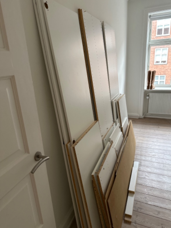 Nedbæring og udsmidning af skab, der er skilt ad