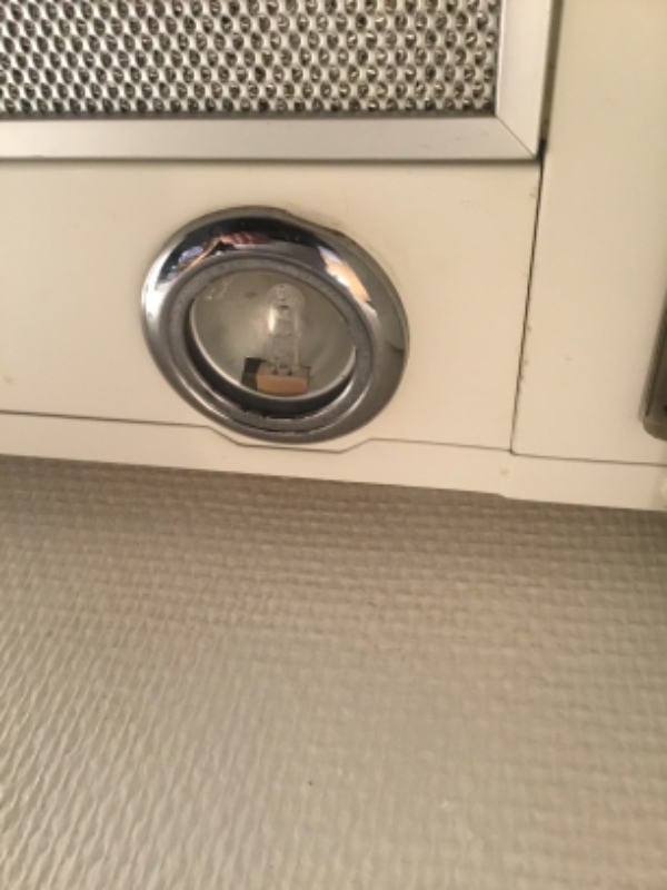 Skift af kontakt, fixe køkkenlågehængsel, fuge under toilet