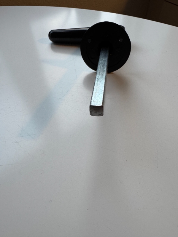Metalskæring af metalstang i håndtag