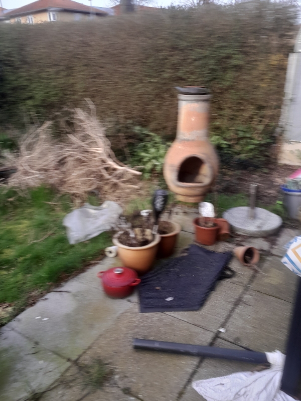 ryddet op i baghaven, vaskes og luget fliser kørt et læs på lossepladsen