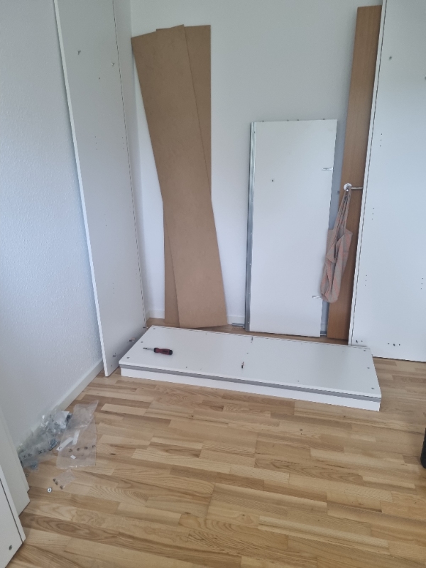 Samles en skydedør garderobeskab