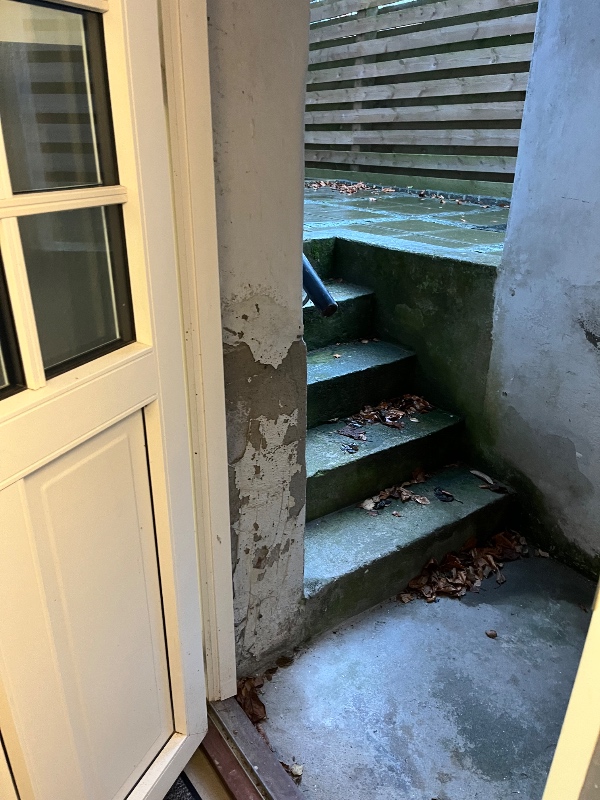 Flytning af drag kiste og mahognikommode fra et kælderrum til et andet lige ved siden af og afhentning af defekt vaskemaskine