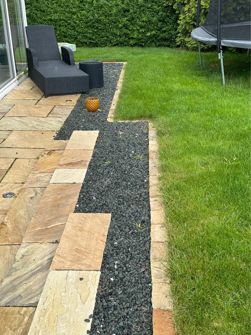 Ukrudtsplukning mellem fliser og bede