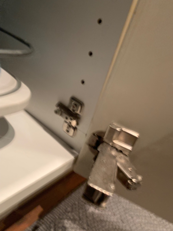 Hængsel på en køkkenlåge