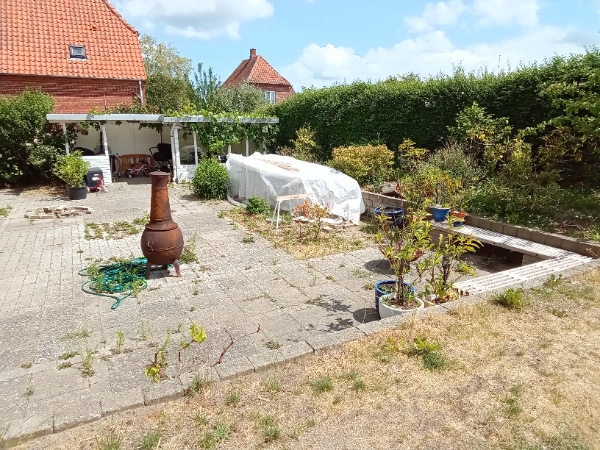 Fjernelse af fliser og støttemuren