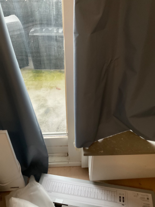 To indendørs vægge med en dør