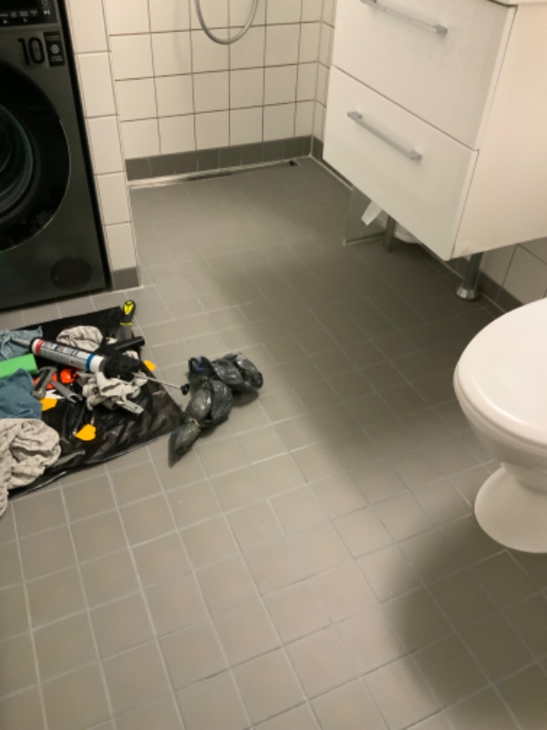 Fuget nye silicone fuger i badeniche.