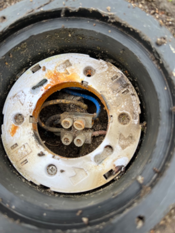 Tre udendørs spotlys fikses