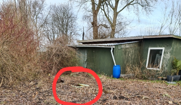 Hevet gammelt badekar op ad jorden pg kørt på genbrugen