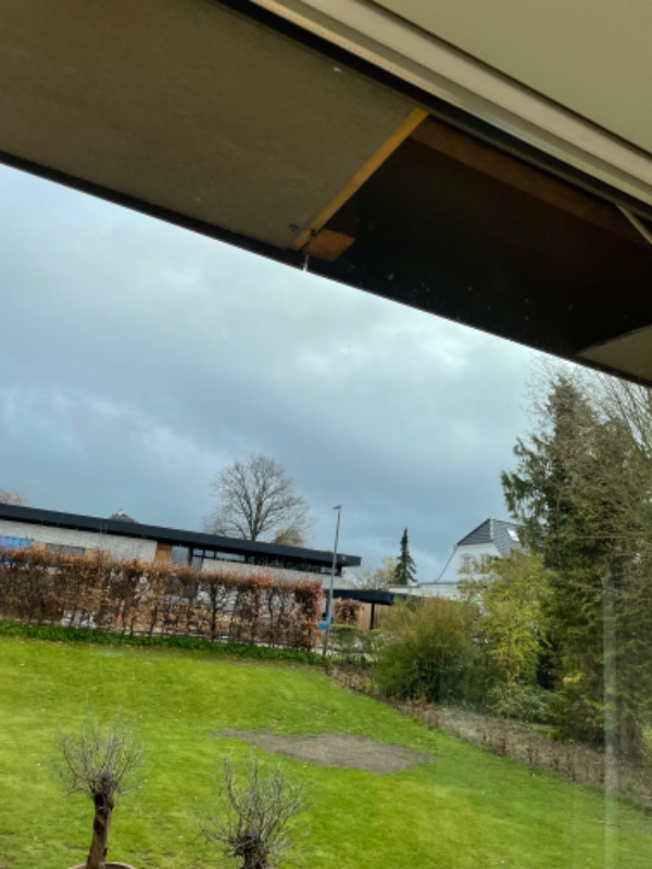 Sætter en ny skifferplade op i mit hus, samt fjern en fuglerede og rense med kemikalier