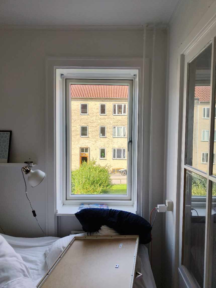 Opsætning af nogle fodlister, fast sætning  af 2  skabe og opsætning af rullegardin.