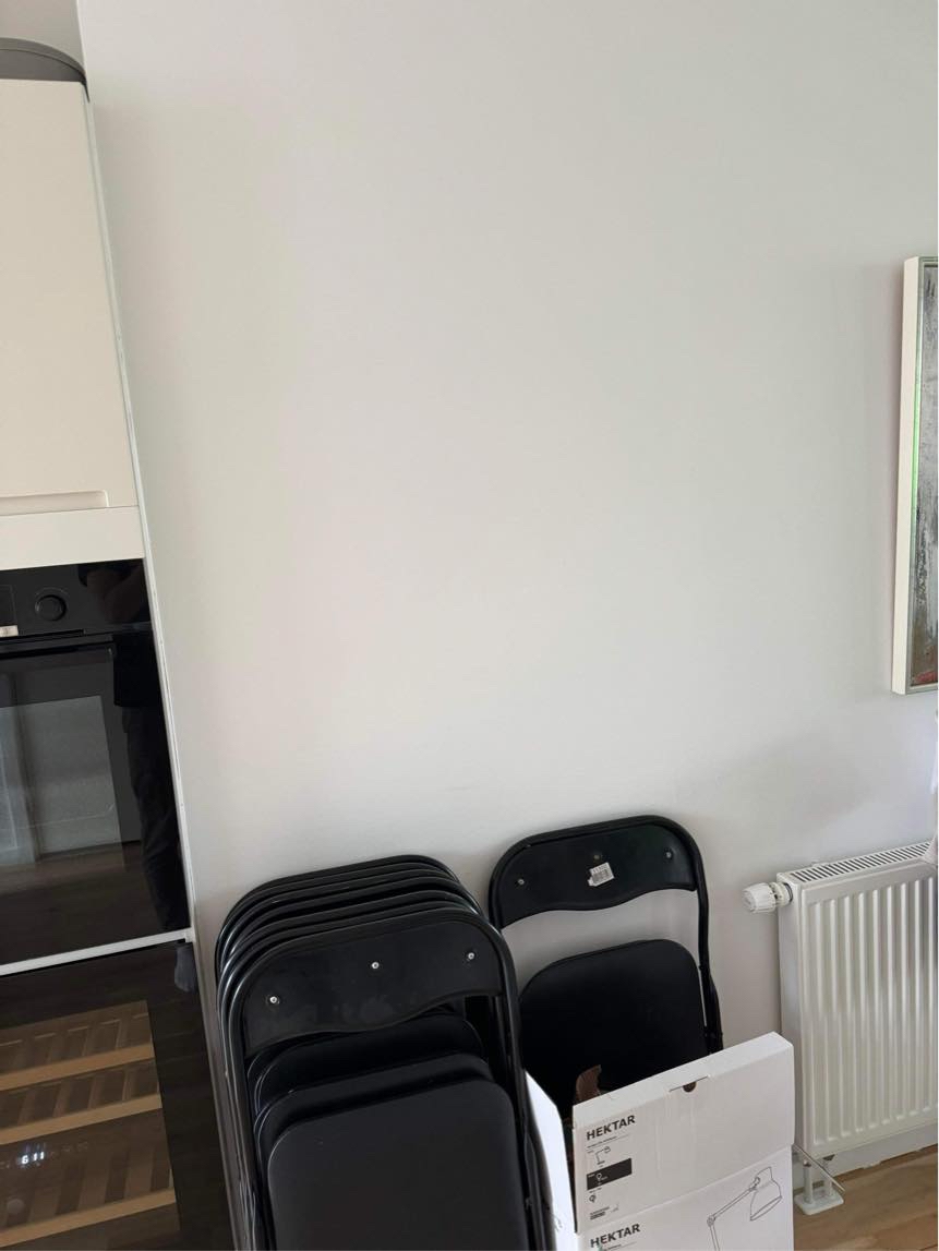 Opsætning af væghængt skrivebord samt akustik panel i beton væg