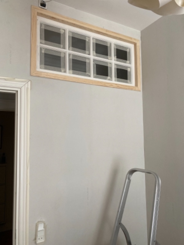 Malet nogle vægge (og en vindusramme) og sat en hylde op