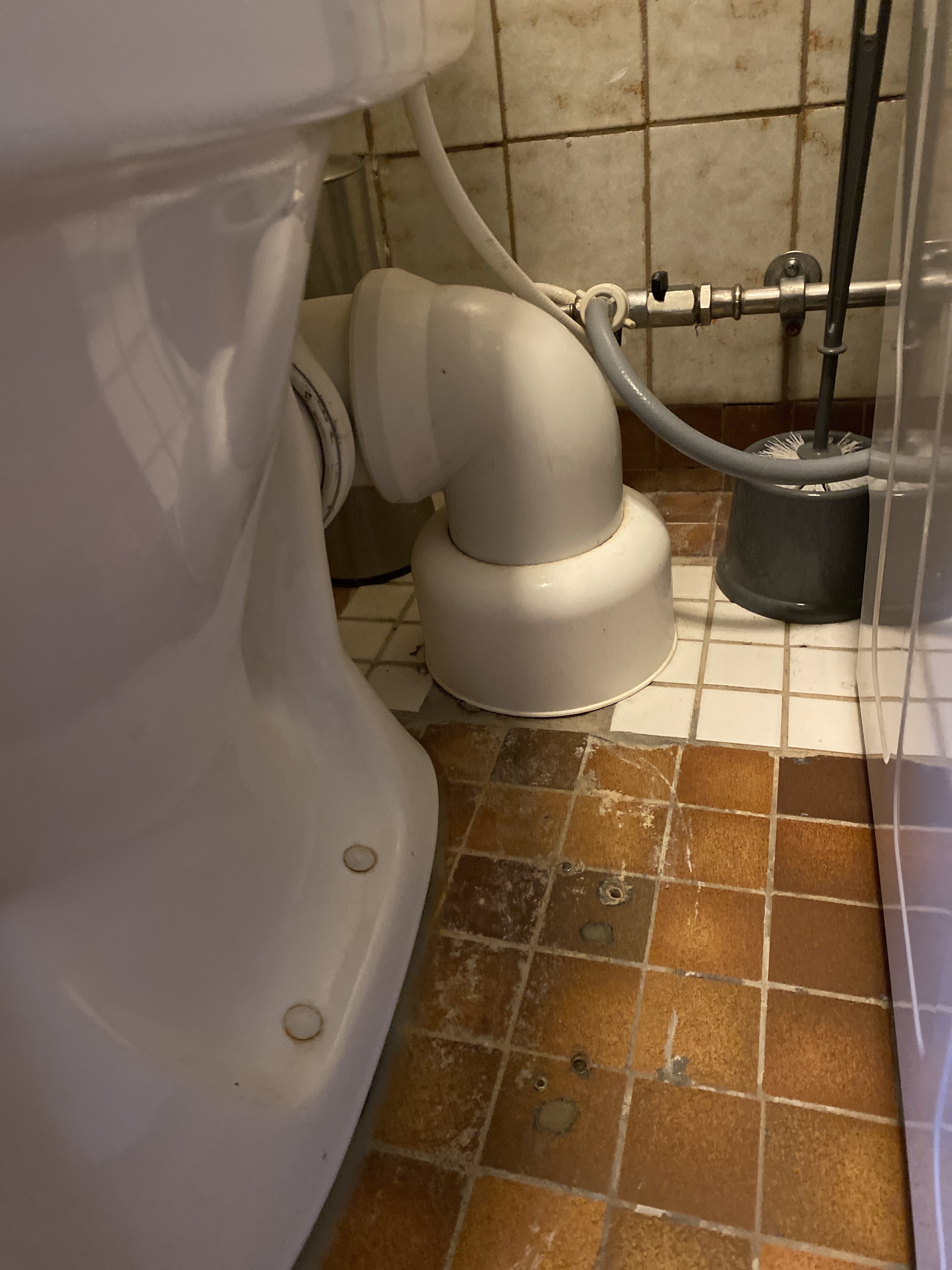 Udskiftning af toilet incl. toilet (kort model med s-lås), montering og bortskaffelse af gammelt toilet