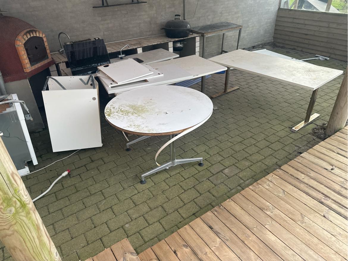 2 opvaske maskiner udsmides samt et par borde