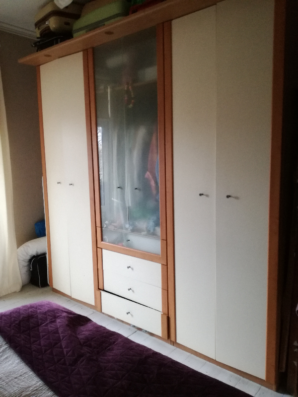 Skille klædeskab ad, seng og 1 madras, samt nedbæring og bortskaffelse på genbrugsplads.