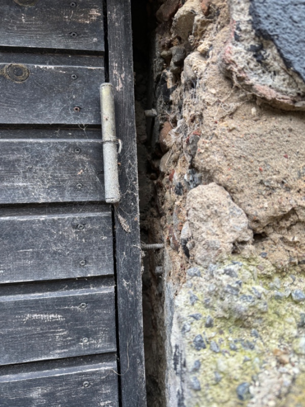 Muring af kælderdørhul