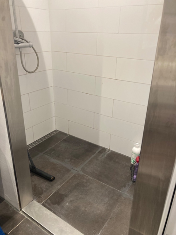 Nye fliser i brusekabine og gulv