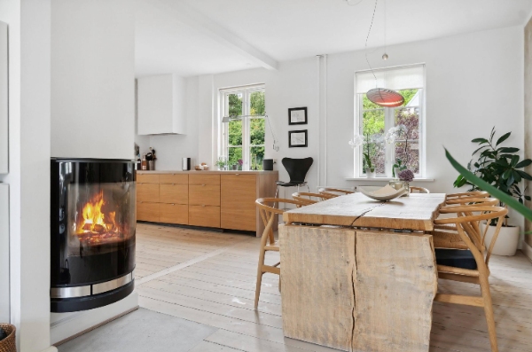 Indvendig maling af komplet ejendom. Byhus i Aarhus C, 3 etager. Boligarealet er 136 kvadratmeter stort, som er fordelt på 5 værelser.