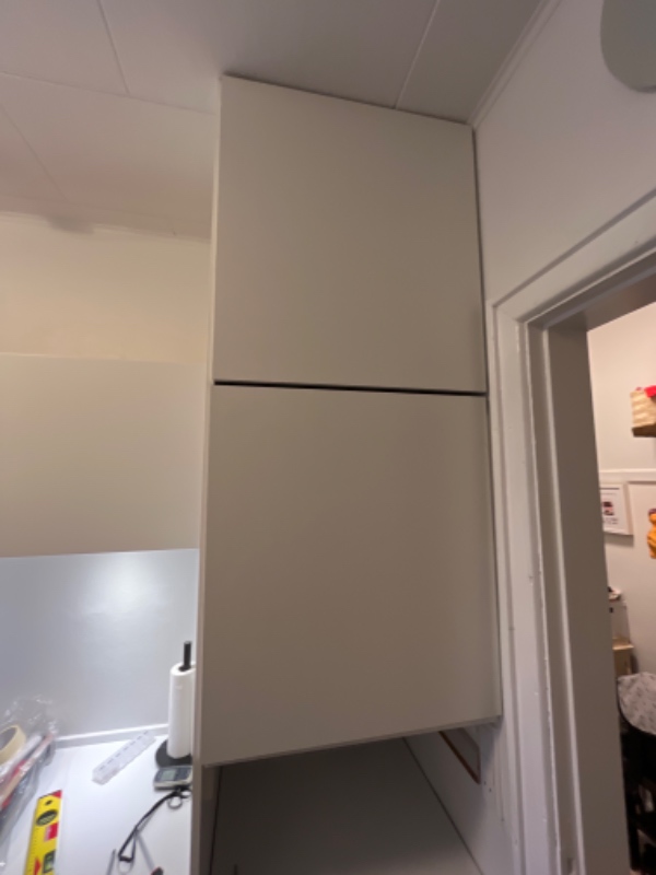 Montering af 2 skabe med låg med hylder