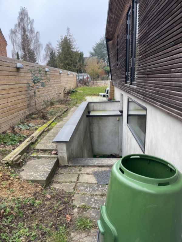 plexiglas afskærmning omkring udetrappe ned til kælder