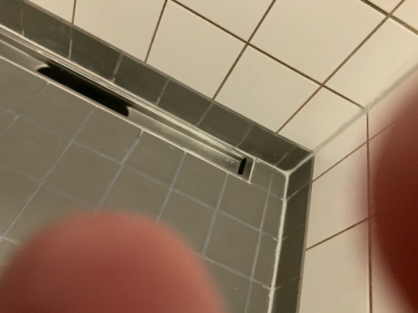 Fuget nye silicone fuger i badeniche.