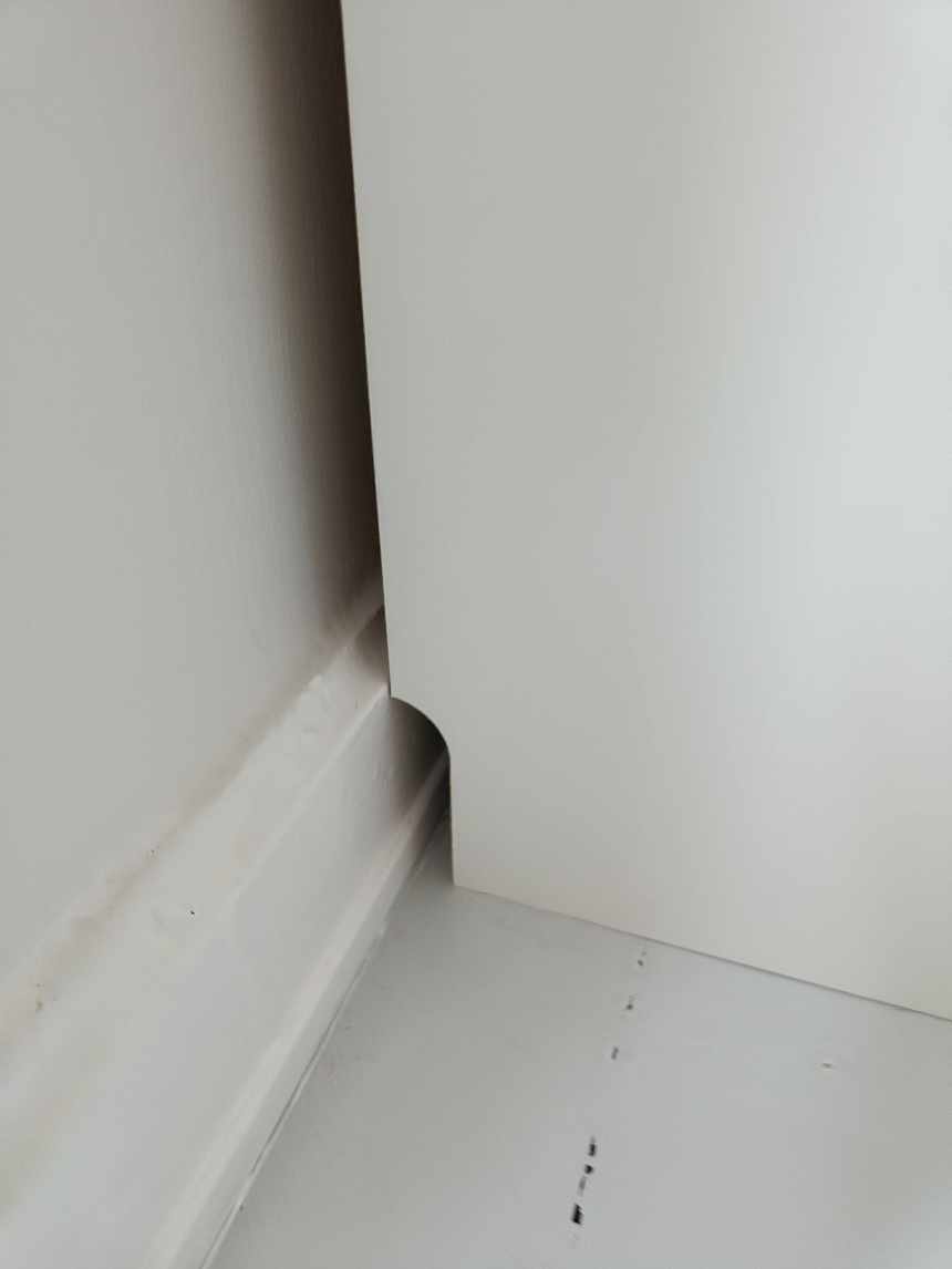 Opsætning af nogle fodlister, fast sætning  af 2  skabe og opsætning af rullegardin.