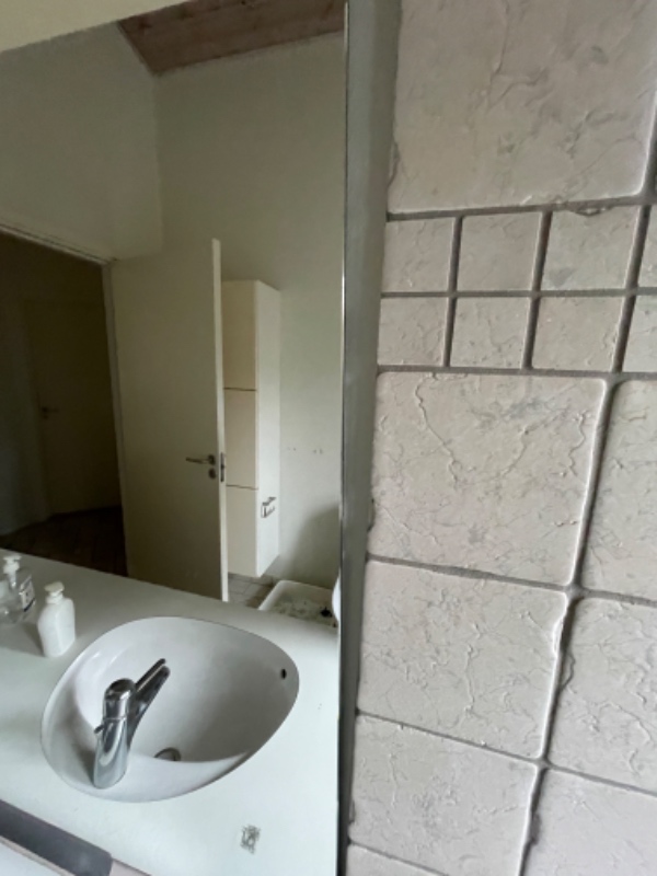 Badeværelses spejl rettes op.