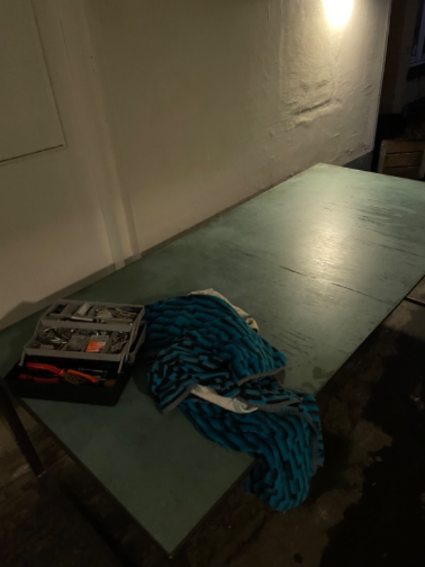 Løft af bord (§§§§§§§§§§) op på tredje etage. Bordet er stål og keramisk plade, og derfor tungt